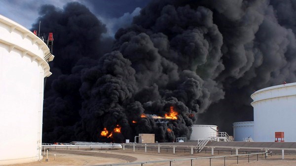 Không quân Libya bất ngờ ném bom tàu chở dầu của Hy Lạp