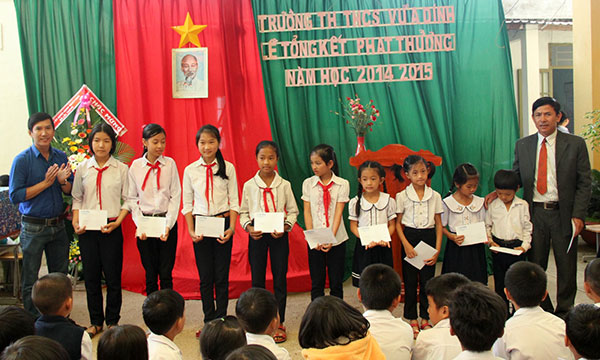 Chi Đoàn Báo Lâm Đồng trao học bổng giúp học sinh nghèo