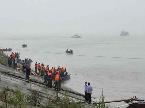Thời tiết xấu khiến việc cứu hộ gặp nhiều khó khăn. (Ảnh: Reuters)