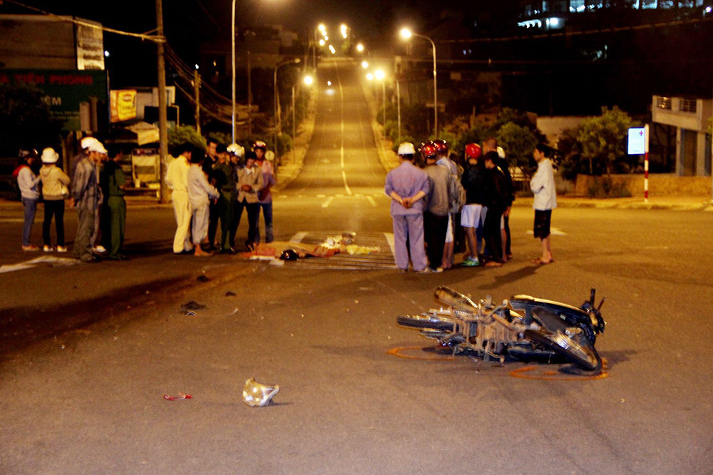 Tai nạn giữa xe máy và ô tô, 2 thanh niên tử vong