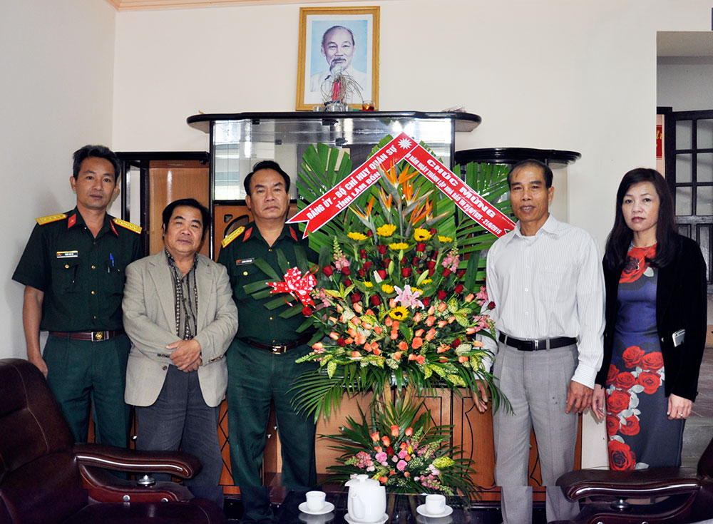 Lãnh đạo Bộ Chỉ huy Quân sự tỉnh thăm và chúc mừng Báo Lâm Đồng