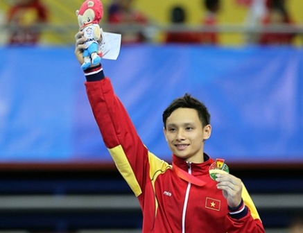 "Kỷ lục gia" 19 tuổi Đinh Phương Thành đạt 3 HC vàng cá nhân, 1 HC vàng đồng đội tại SEA Games 28 ở môn thể dục dụng cụ dù mới lần đầu dự giải khu vực