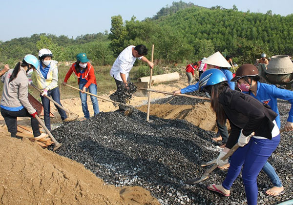 Tuổi trẻ xã Mađaguôi xung kích vì cuộc sống cộng đồng