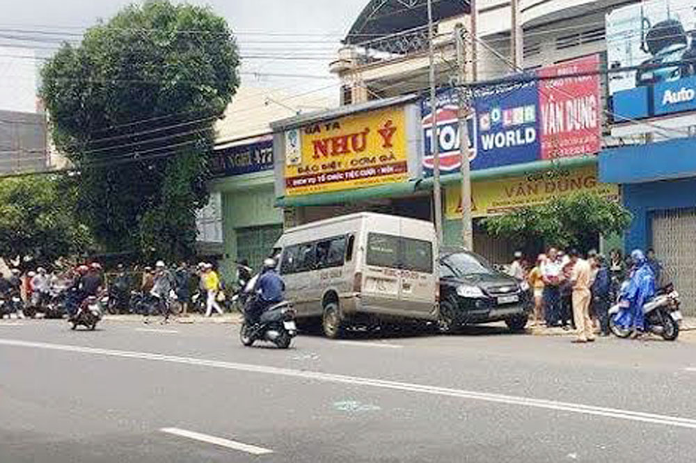 Xe khách gây tai nạn liên hoàn, 1 người chết, 2 người bị thương