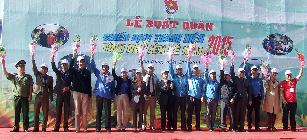 Tặng hoa cho Ban chỉ huy chiến dịch