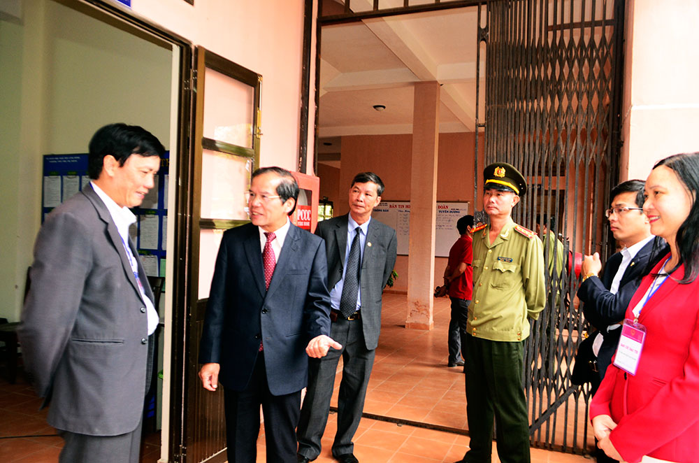 Lãnh đạo tỉnh thăm các điểm thi THPT quốc gia 2015