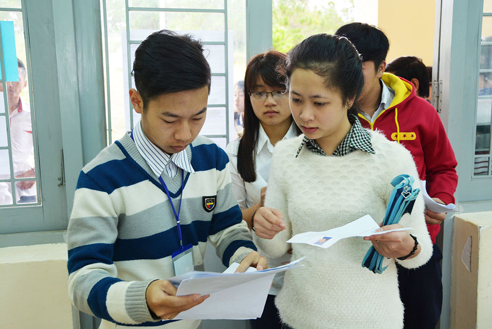 Kiểm tra số báo danh, thẻ dự thi của thí sinh vào phòng thi
