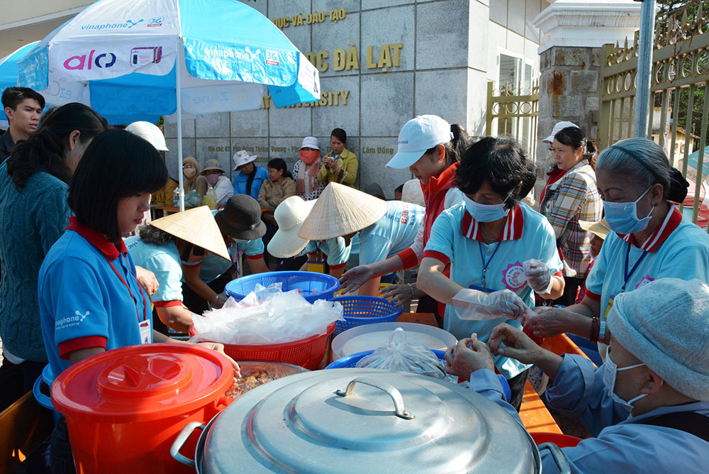 Các lực lượng tiếp sức mùa thi chuẩn bị và phát cơm miễn phí cho thí sinh, phụ huynh