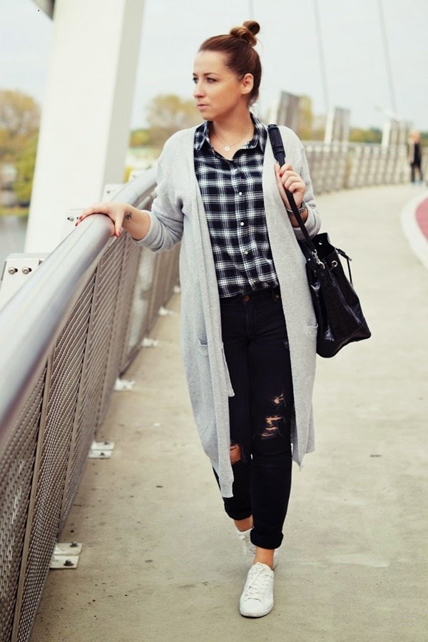 Với những ngày dạo phố, mua sắm thoải mái, hãy chọn kiểu áo khoác cardigan dáng rộng mang hơi hướng unisex, đơn giản, năng động. (Nguồn: Fashionlover)