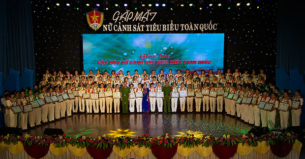 Biểu dương 142 nữ cảnh sát tiêu biểu toàn quốc