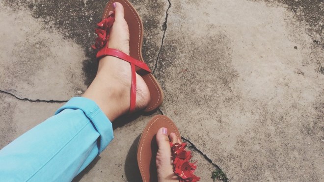 Dép xỏ ngón, giày thể thao, sandals đế bằng nguy hiểm cỡ nào?