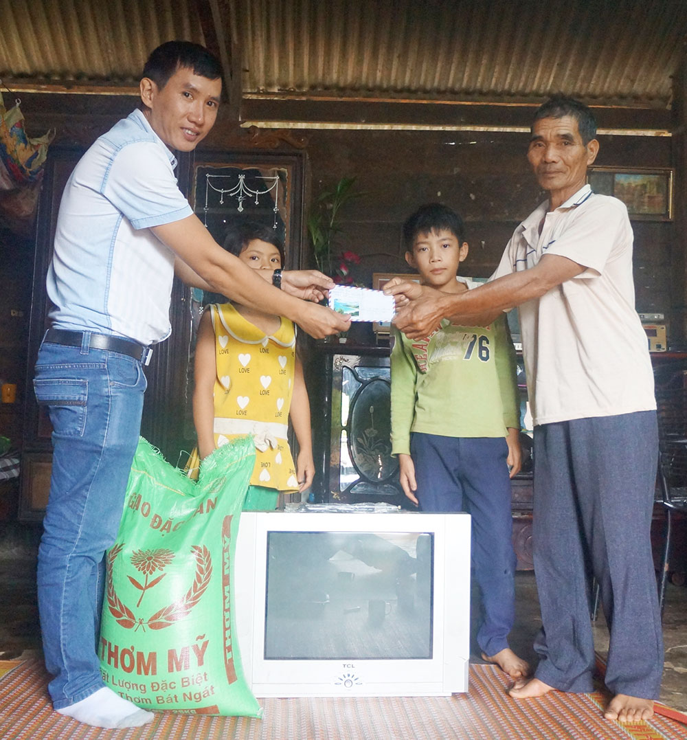 Bạn đọc giúp đỡ gia đình ông K'Gôl
