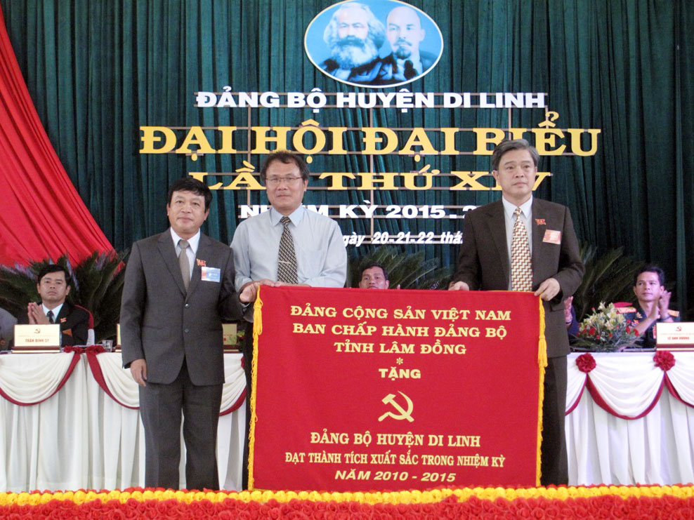Đồng chí Đoàn Văn Việt thay mặt Ban Thường vụ Tỉnh ủy tặng Cờ thi đua xuất sắc trong nhiệm kỳ 2010 - 2015 cho Đảng bộ huyện Di Linh