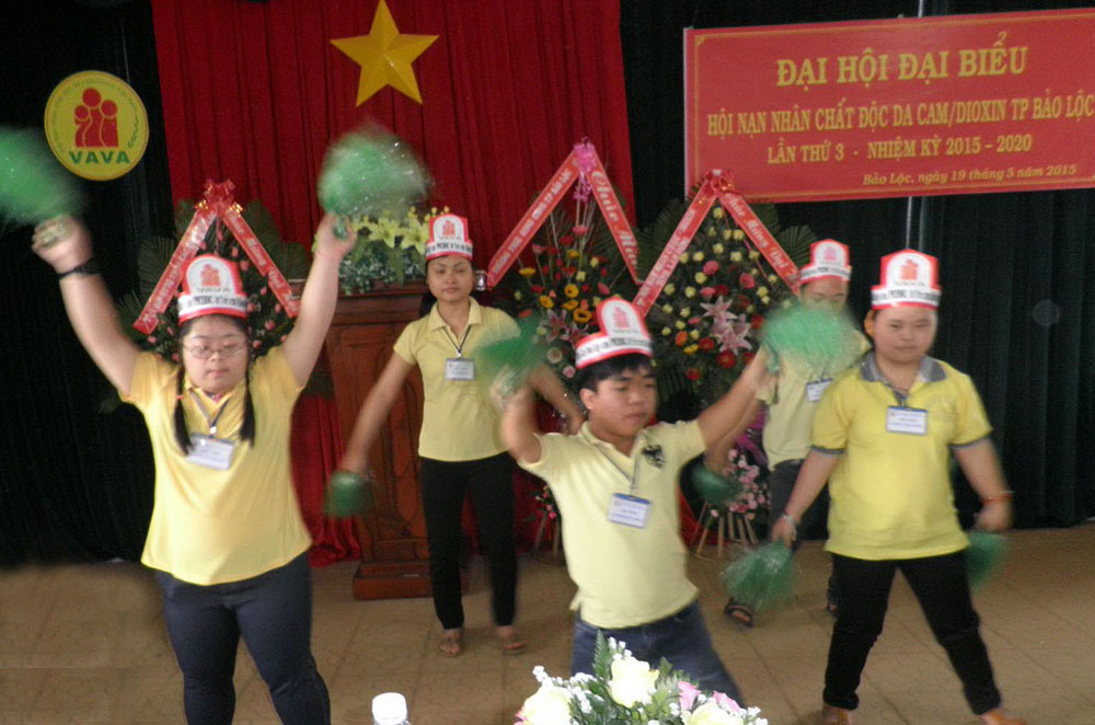 Một tiết mục văn nghệ do các cháu bị nhiễm chất độc màu da cam biểu diễn