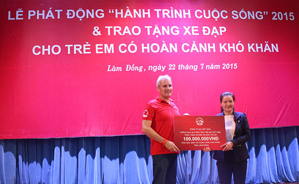 &quot;Hành trình cuộc sống&quot; mang niềm vui đến cho trẻ em nghèo tỉnh Lâm Đồng