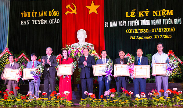 Khen thưởng, biểu dương những tập thể, cá nhân có đóng góp vì sự nghiệp Tuyên giáo của tỉnh