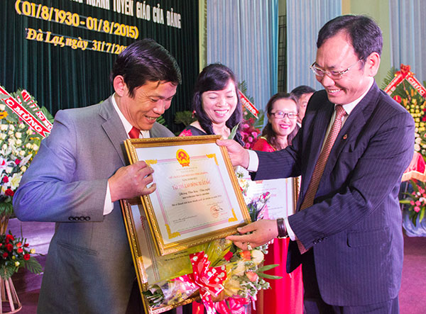 Thay mặt lãnh đạo tỉnh, đồng chí Nguyễn Văn Yên - Ủy viên Ban Thường vụ Tỉnh ủy, Phó Chủ tịch UBND tỉnh tặng bằng khen những tập thể, cá nhân có đóng góp vì sự nghiệp tuyên giáo của tỉnh