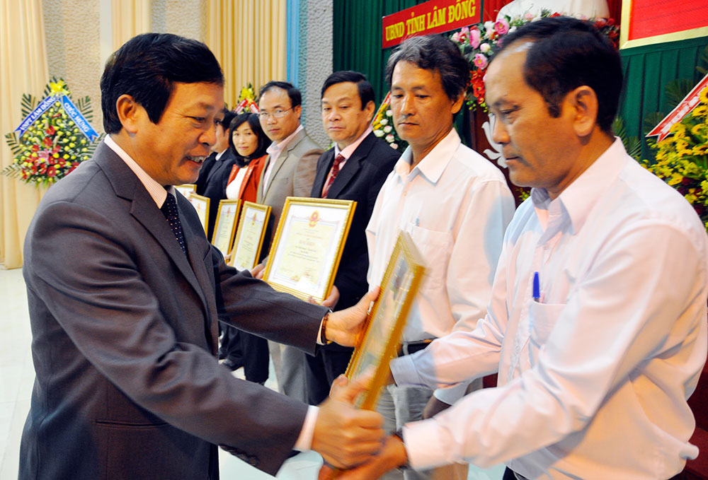 Tiếp tục đẩy mạnh phong trào thi đua bảo vệ an ninh Tổ quốc trong tình hình mới