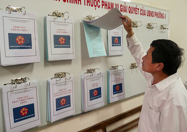Người dân tìm hiểu thông tin về giải quyết TTHC tại phường 4 - Đà Lạt. Ảnh: V.TRỌNG