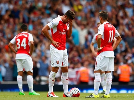 Cech mắc sai lầm, Arsenal thua đau ngày ra quân