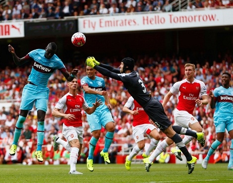 Sự ra vào không hợp lý của Petr Cech đã khiến Arsenal phải trả giá