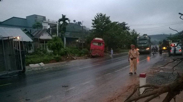 3 xe khách tông liên hoàn, 1 người chết và 7 người bị thương