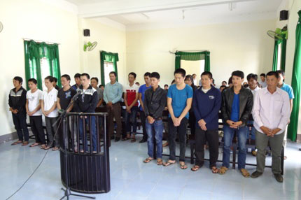 Đam Rông: Tổ chức đánh bạc ở giữa sông, 23 bị cáo hầu tòa
