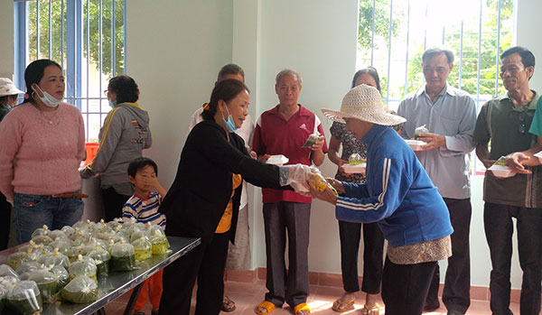 Ấm nồng những suất ăn