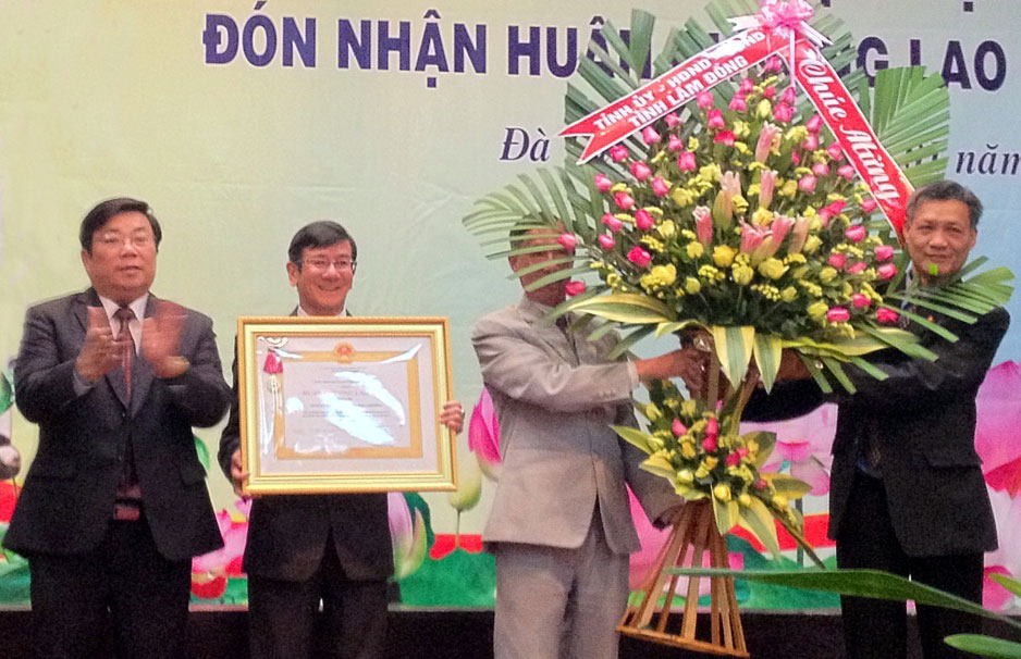 Bí thư Đảng ủy Khối Các cơ quan tỉnh tặng cờ cho 2 tổ chức cơ sở đảng đạt trong sạch, vững mạnh tiêu biểu. Ảnh: VĂN BÁU