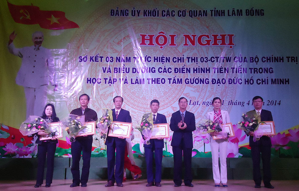 Lá cờ đầu trong học tập và làm theo tấm gương đạo đức Hồ Chí Minh