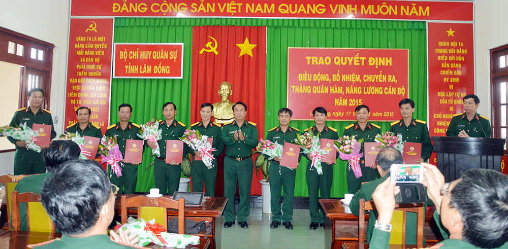 Bộ CHQS tỉnh trao 31 quyết định điều động, bổ nhiệm, chuyển ra, thăng quân hàm, nâng lương năm 2015