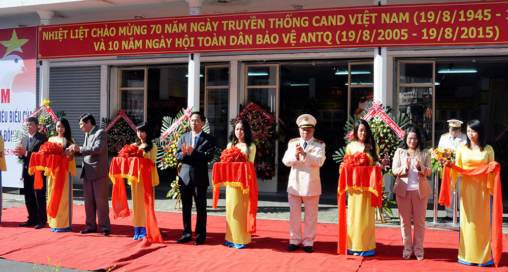 Triển lãm &quot;Những sự kiện, hiện vật tiêu biểu của lực lượng Công an Lâm Đồng&quot;