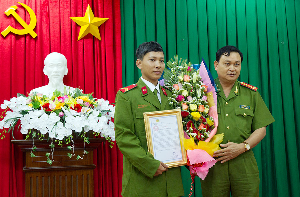 Khen thưởng chiến sỹ công an dũng cảm cứu người