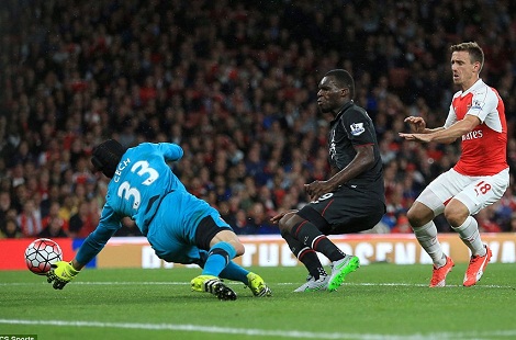 Petr Cech giúp Arsenal thoát hiểm trước Liverpool