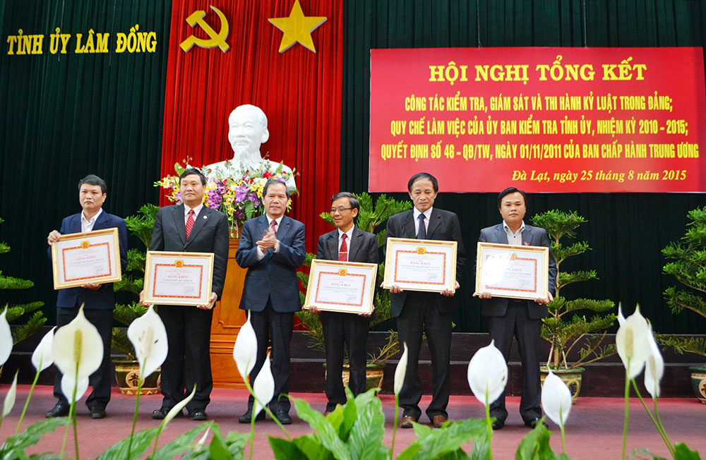 Bí thư Tỉnh ủy Nguyễn Xuân Tiến tặng Bằng khen cho các tập thể đạt thành tích xuất sắc trong công tác kiểm tra, giám sát và thi hành kỷ luật trong Đảng. Ảnh: P.N
