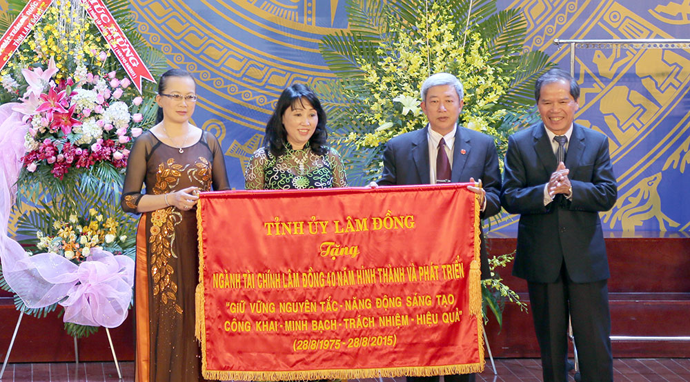 Lớn mạnh cùng đất nước