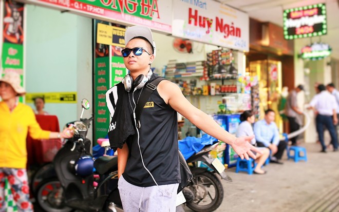 Chính vì thế, những chiếc tai nghe choàng đầu cool và ngầu là lựa chọn tuyệt vời để “mix and match” cho bạn set đồ hoàn hảo.