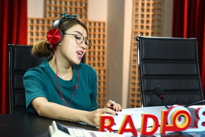 Ngoài công năng thưởng thức âm nhạc, chiếc tai nghe choàng đầu đã tạo nên cơn sốt trong giới nghệ sĩ từ Âu đến Á và cả Việt Nam để tạo nên gu thời trang không thể cá tính hơn.