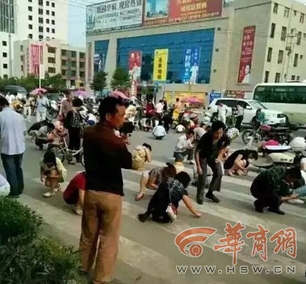 Cả trăm người Trung Quốc đổ xô ra đường để &quot;nhặt vàng&quot;