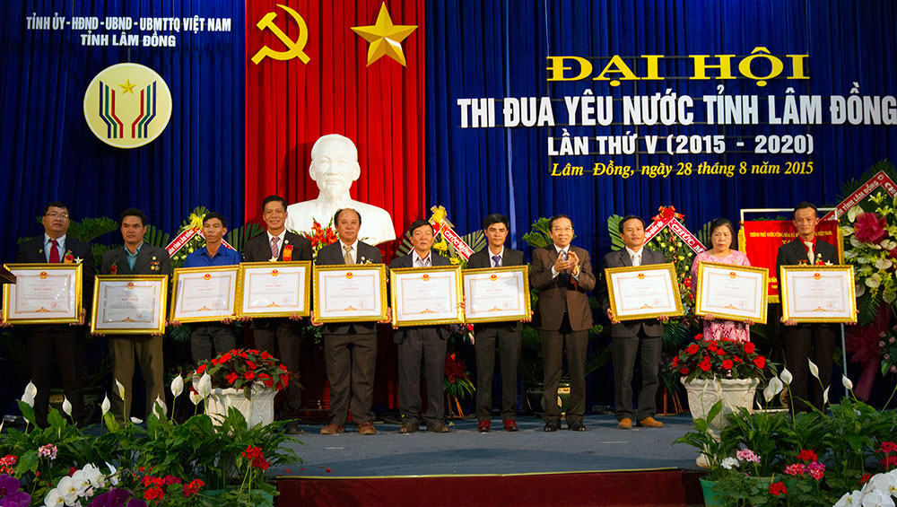 Lãnh đạo tỉnh trao Bằng khen của Thủ tướng Chính phủ cho các tập thể, cá nhân có thành tích xuất sắc