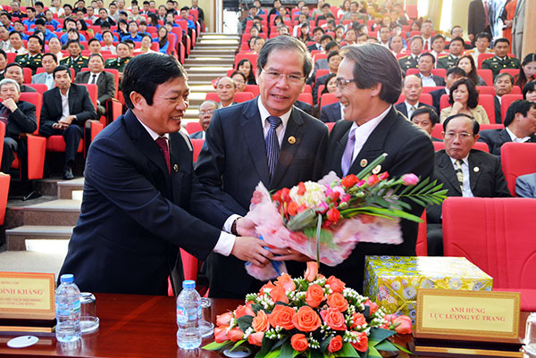 Lãnh đạo tỉnh tặng hoa và quà đến các Anh hùng LLVT. Ảnh: V.Báu