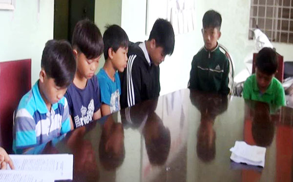 Ném đá vào phương tiện giao thông, 6 học sinh bị triệu tập