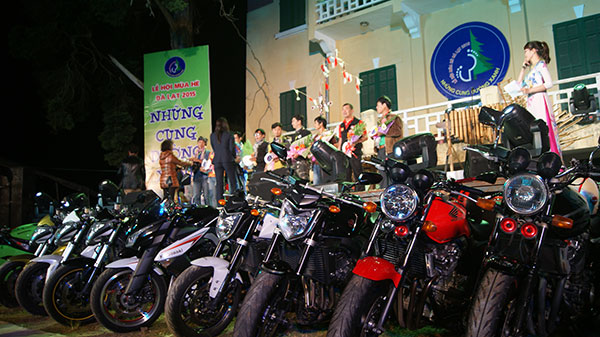 Những chiếc xe mô tô xếp thành hàng dài chuẩn bị cho chuyến hành trình dài trên những cung đường xanh