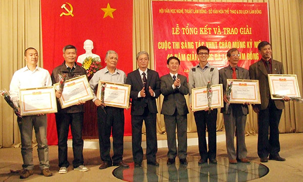 Trao giải thưởng cho các tác giả đoạt giải B
