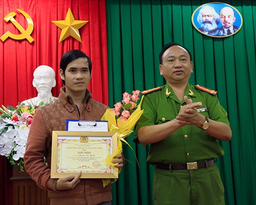 Khen thưởng thanh niên dũng cảm cứu người bị nạn