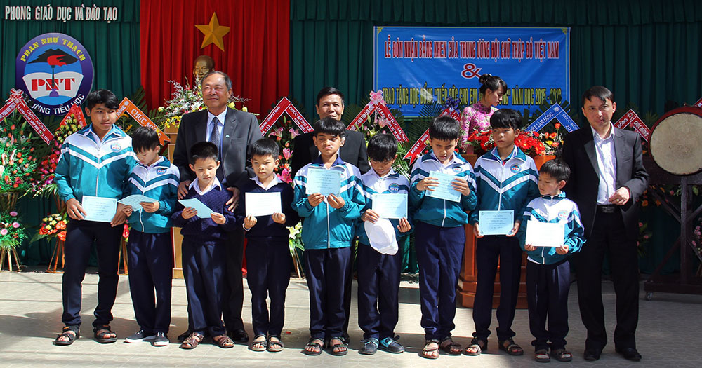 Trường TH Phan Như Thạch: Gần 60 triệu đồng học bổng cho học sinh nghèo, khuyết tật