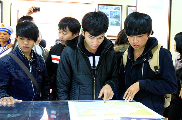 Các em học sinh, sinh viên tham quan các hiện vật khẳng định chủ quyền biển đảo của Tổ quốc