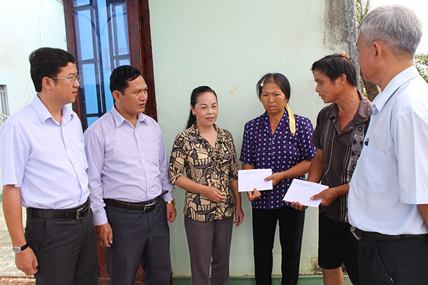 Lãnh đạo tỉnh thăm các gia đình có người bị thương sau lốc xoáy