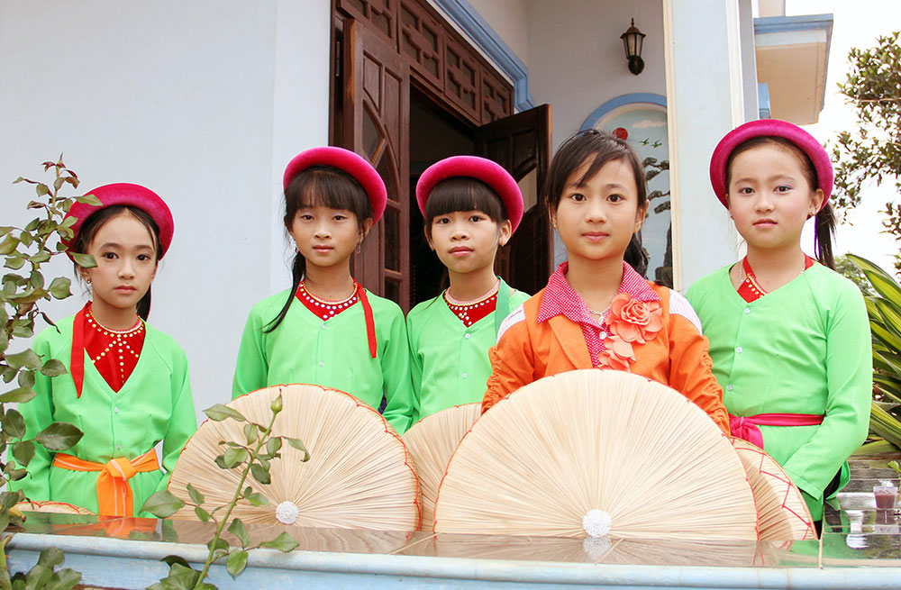 Các “liền chị” CLB măng non quan họ thị trấn Nam Ban