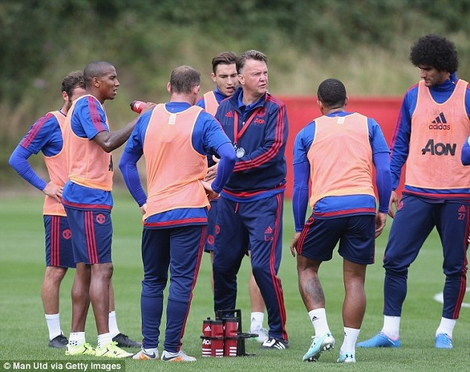 Cầu thủ MU chống đối ra mặt HLV Van Gaal